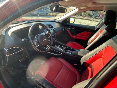 Used 2017 Jaguar F-PACE R-Sport image 13