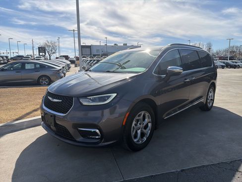 Used 2023 Chrysler Pacifica Limited image 1