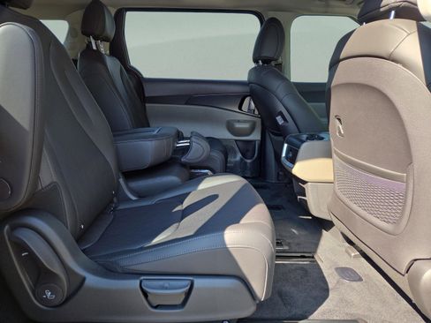 New 2026 Kia Carnival FWD image 18