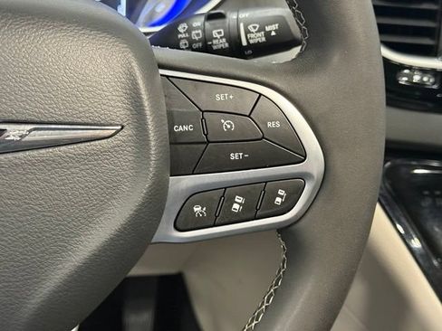 Used 2024 Chrysler Pacifica Touring-L FWD image 18