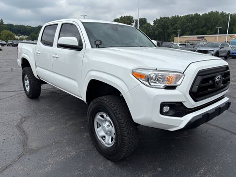 Used 2020 Toyota Tacoma SR AWD/4WD image 2