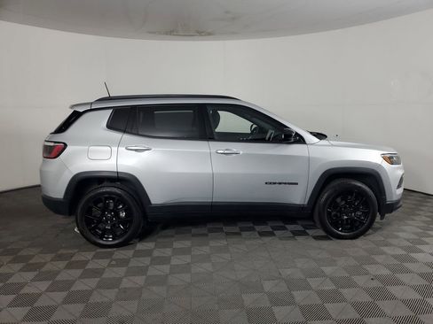 Used 2025 Jeep Compass Latitude w/ Altitude Special Edition image 3