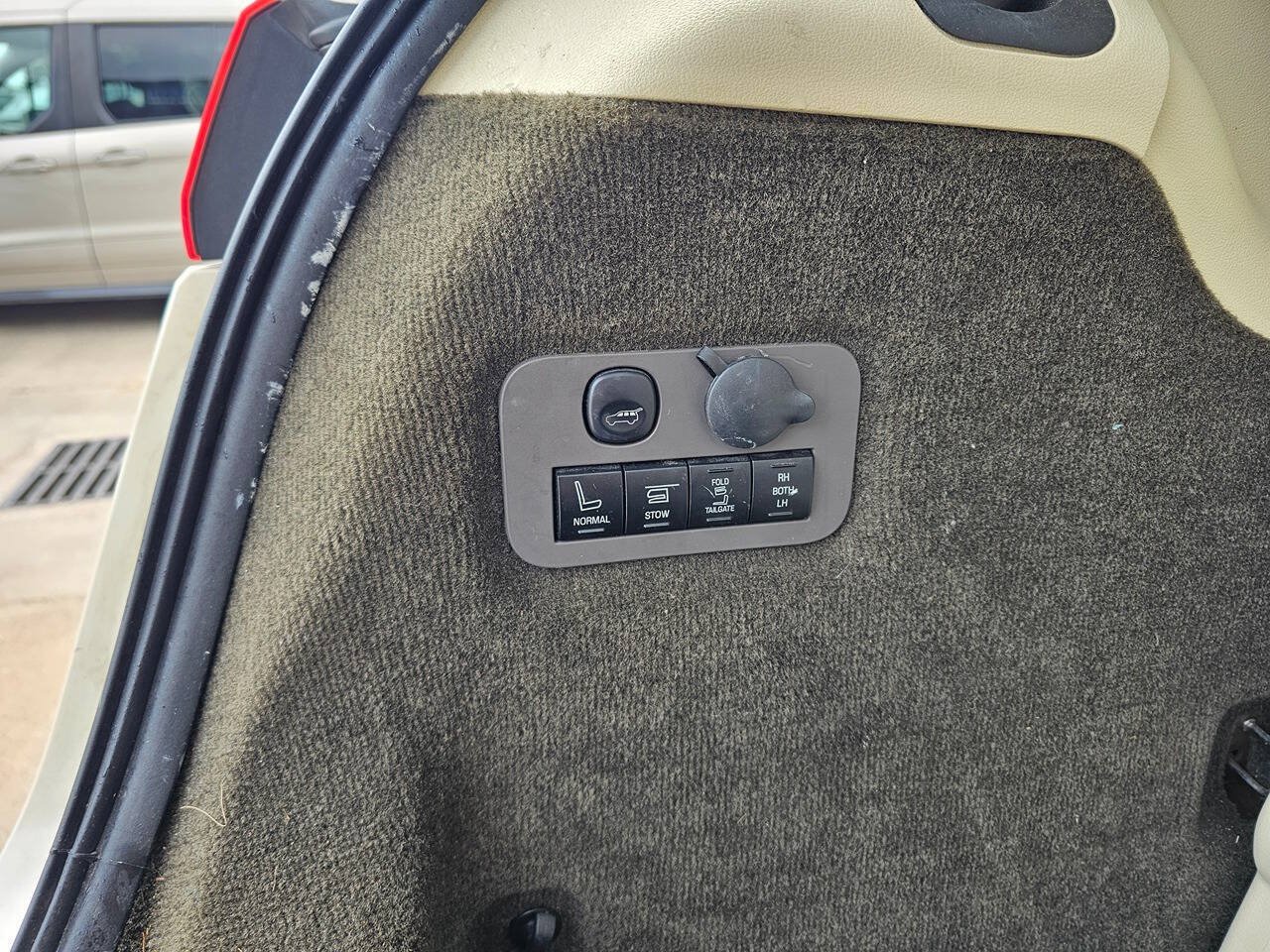 Used 2013 Lincoln MKT AWD image 10