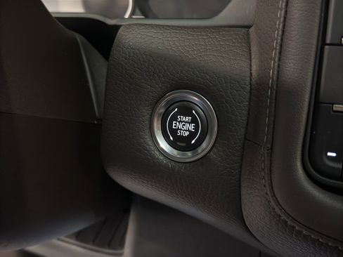 Used 2021 GMC Yukon Denali w/ Denali Premium Package image 12