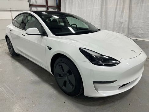 Used 2023 Tesla Model 3 Standard Range image 1