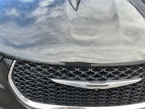 Used 2022 Chrysler Pacifica Touring FWD image 2
