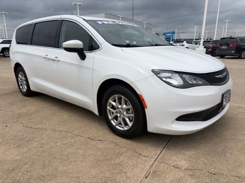 Used 2023 Chrysler Voyager LX FWD image 4