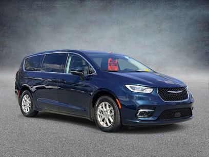 Used 2023 Chrysler Pacifica Touring-L