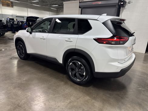 Used 2025 Nissan Rogue SV image 5
