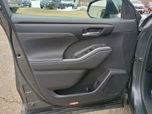 Used 2023 Toyota Highlander XLE image 22
