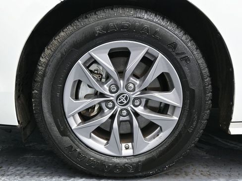 Used 2024 Toyota Sienna LE image 11