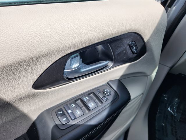 Used 2024 Chrysler Pacifica Touring-L FWD image 10