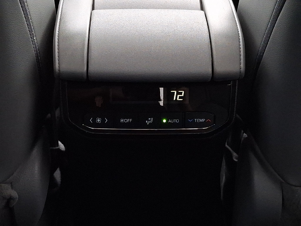 Used 2021 Toyota Highlander XLE AWD/4WD image 11