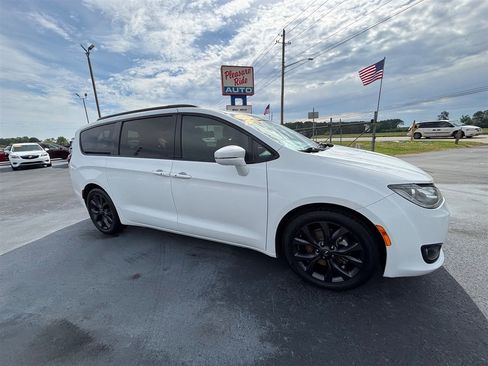 Used 2020 Chrysler Pacifica Limited w/ S Appearance Package FWD image 8