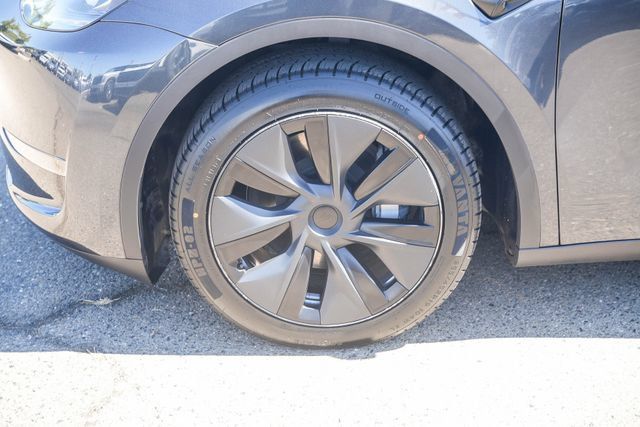 Used 2024 Tesla Model Y Long Range AWD/4WD image 11