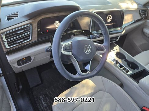 Used 2024 Volkswagen Atlas SE image 2