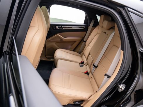 Certified 2023 Porsche Cayenne Platinum Edition image 16