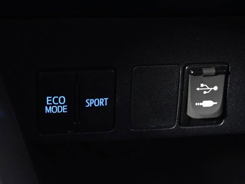 Used 2018 Toyota RAV4 LE w/ All Weather Liner Package FWD image 32