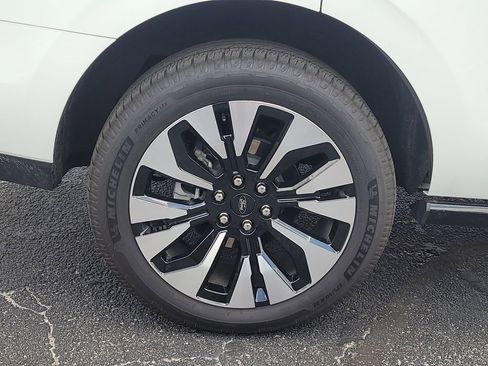 Used 2025 Ford Expedition Platinum w/ Driver's Package AWD/4WD image 5