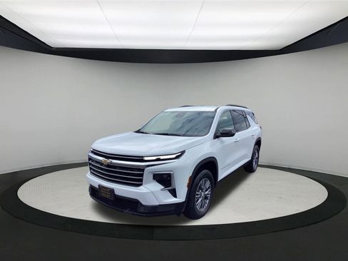 Used 2025 Chevrolet Traverse LT image 4