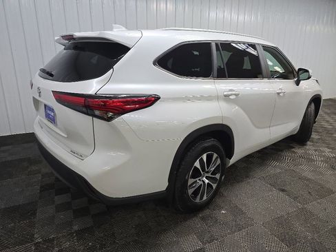 Used 2023 Toyota Highlander XLE AWD/4WD image 10