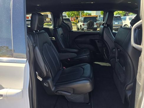 Used 2025 Chrysler Pacifica Select FWD image 26