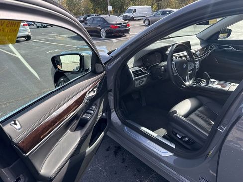 Used 2022 BMW 750i xDrive 750i xDrive w/ Luxury Rear Seating Package image 9