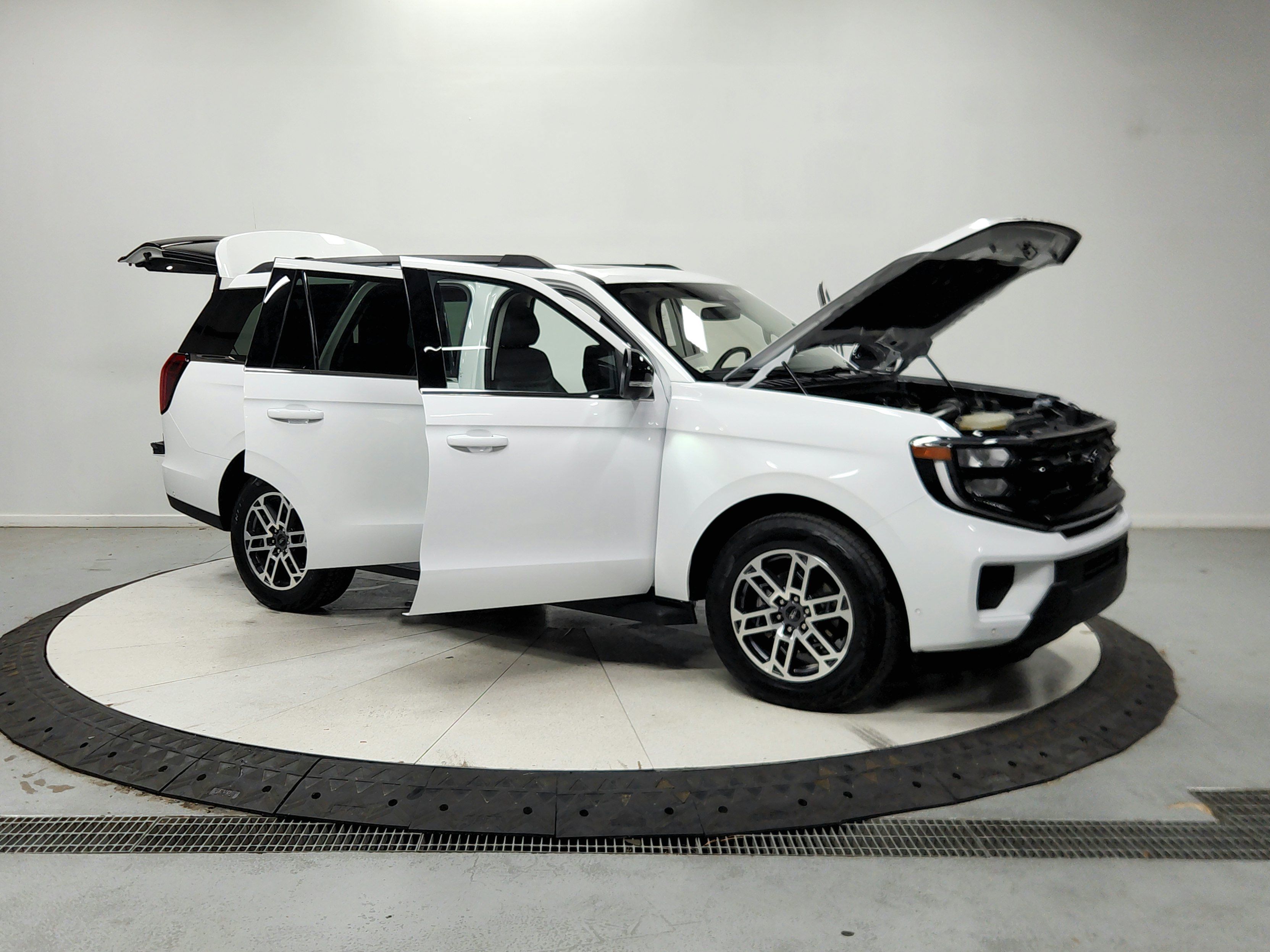 Used 2025 Ford Expedition Active AWD/4WD image 10