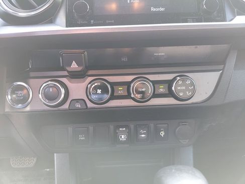 Used 2018 Toyota Tacoma TRD Sport AWD/4WD image 37