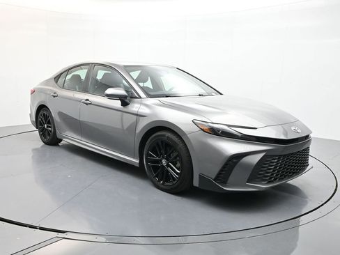 Used 2025 Toyota Camry SE image 2