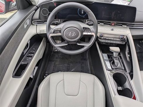 Used 2023 Hyundai Elantra Limited image 14