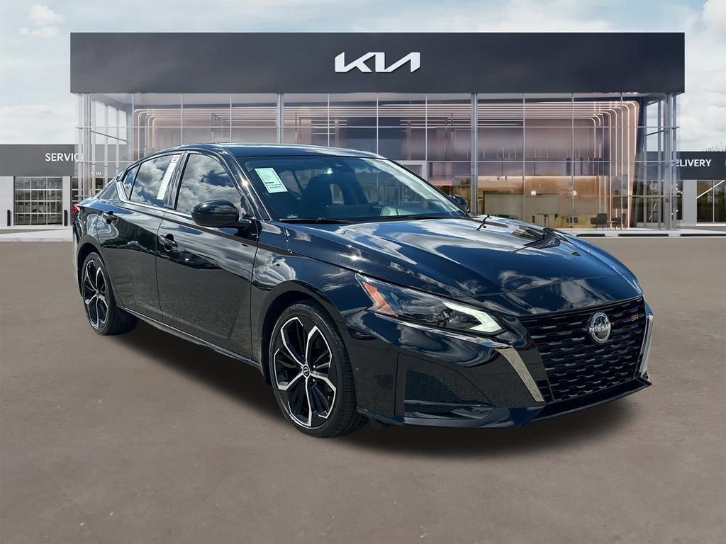 Used 2025 Nissan Altima 2.5 SR w/ SR Premium Package FWD image 1