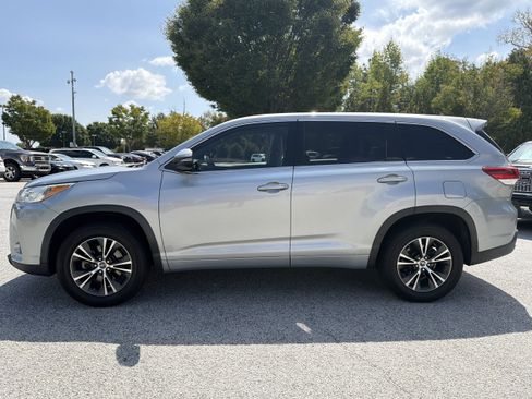Used 2018 Toyota Highlander LE FWD image 23