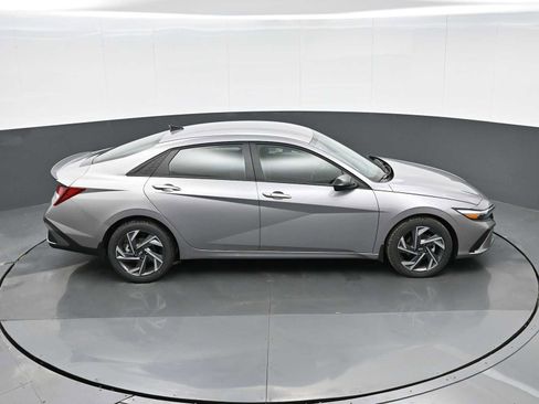 Certified 2025 Hyundai Elantra Sport image 27