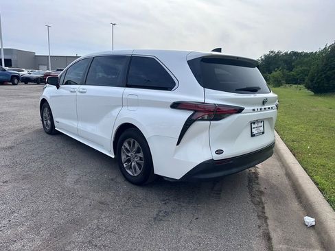Used 2021 Toyota Sienna LE FWD image 7