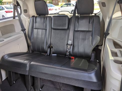 Used 2014 Chrysler Town & Country Touring FWD image 12