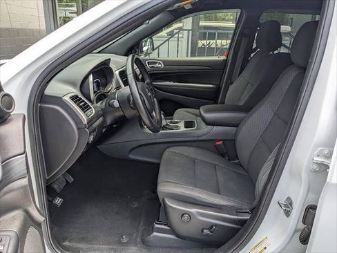 Used 2019 Jeep Grand Cherokee Laredo w/ Security & Convenience Group AWD/4WD image 8