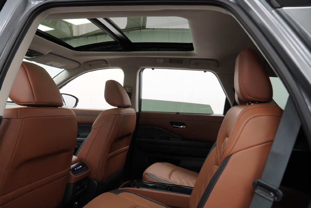 Used 2024 Nissan Pathfinder Platinum AWD/4WD image 5