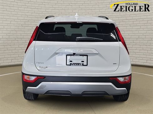 Used 2024 Kia Niro LX image 6