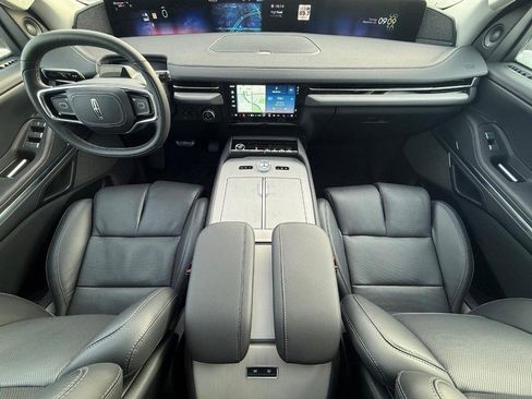 New 2025 Lincoln Navigator Reserve image 8