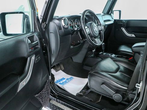 Used 2016 Jeep Wrangler Unlimited Sahara w/ Dual Top Group AWD/4WD image 3