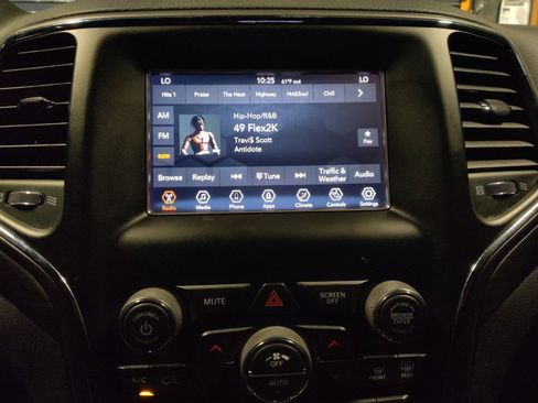 Used 2019 Jeep Grand Cherokee Laredo image 25