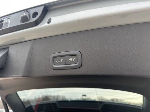 Certified 2025 Volvo XC40 B5 Plus image 36