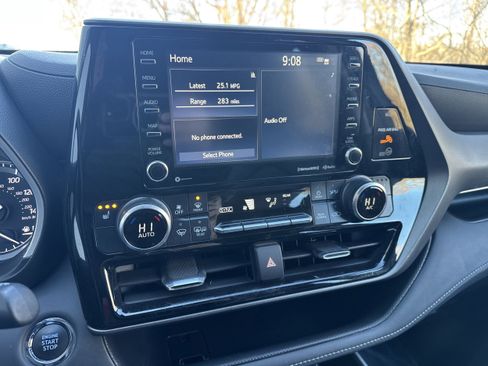 Used 2022 Toyota Highlander XLE image 21