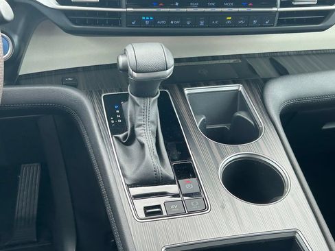 Used 2023 Toyota Sienna Platinum FWD image 22