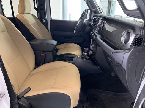 Used 2022 Jeep Wrangler Unlimited Sahara w/ Cold Weather Group AWD/4WD image 6