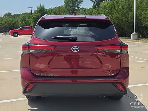 Used 2023 Toyota Highlander XLE FWD image 4