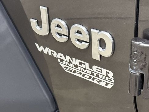 Used 2018 Jeep Wrangler Unlimited Sport S AWD/4WD image 25