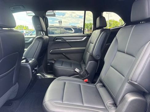 Used 2026 GMC Acadia Elevation w/ Elevation Premium Package FWD image 11
