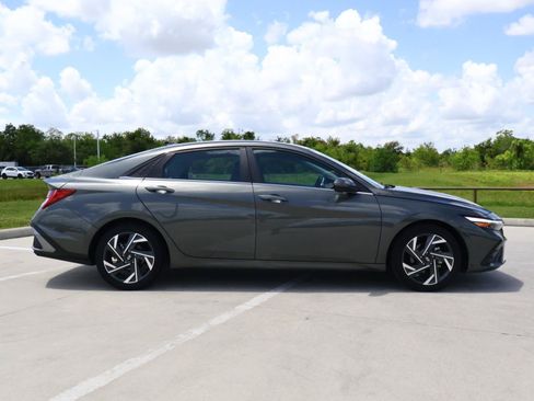 Used 2024 Hyundai Elantra Limited FWD image 5